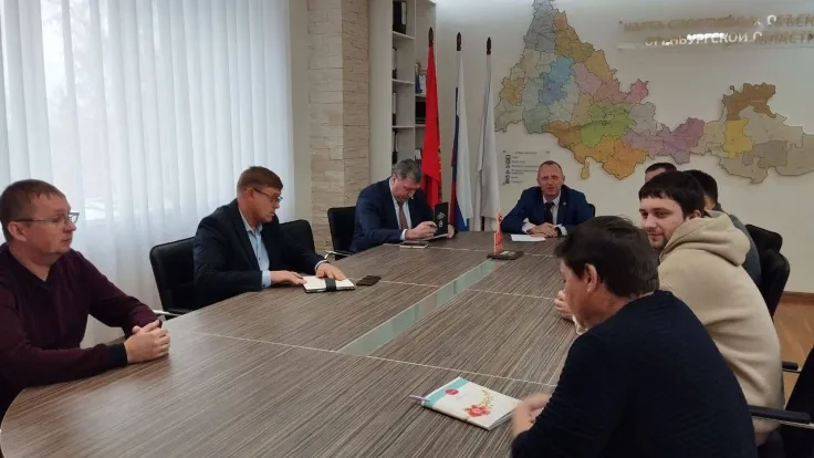 Министр физической культуры и спорта Олег Панькин встретился с инициативной группой по вопросу создания молодежной хоккейной лиги в Оренбуржье